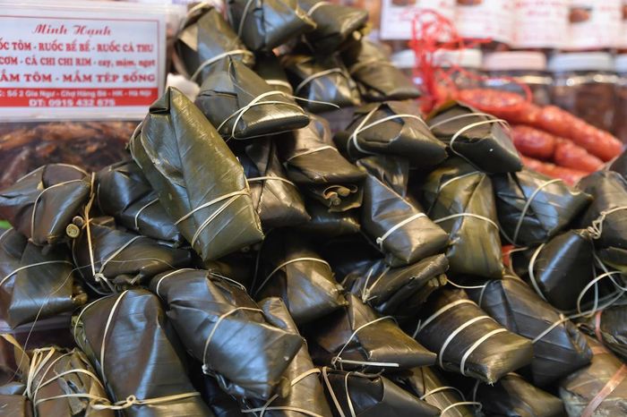 Bánh tro được gói cẩn thận, mang hương vị thanh mát đặc trưng của ngày Tết giữa năm.