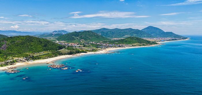 Bờ cát trắng rộng cùng hệ thống ghềnh đá tự nhiên tại bãi biển Kỳ Xuân. Ảnh: Cẩm Kỳ 