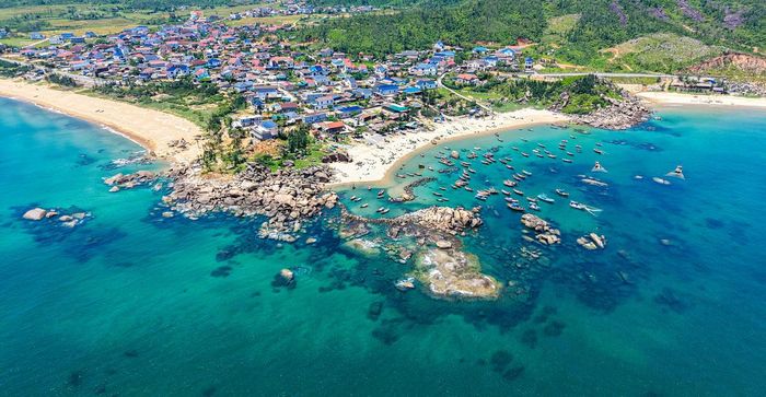 Cách đó không xa, bãi biển Kỳ Xuân với chiều dài khoảng 13 km uốn cong hình vòng cung vẫn giữ được vẻ đẹp hoang sơ hiếm có.