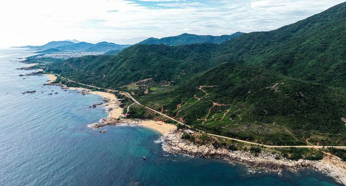 Bao quanh chân hải đăng là hệ thống bãi đá tự nhiên có hình thái độc đáo. Ảnh: Cẩm Kỳ 