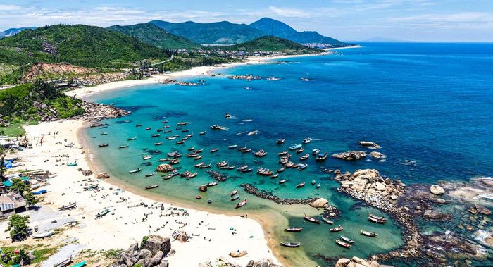 Trong những vùng nước lặng phía trong các rạn đá, hàng trăm tàu thuyền đánh cá cỡ nhỏ neo đậu san sát. Ảnh: Cẩm Kỳ 