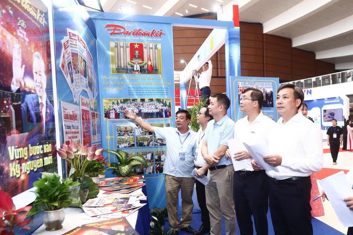 Ông Vũ Tiến Cường, Chánh Văn phòng Báo Đại đoàn kết giới thiệu các ấn phẩm của Báo với Hội đồng Bình chọn Giải thưởng của Hội báo toàn quốc. Ảnh: Lê Khánh. 