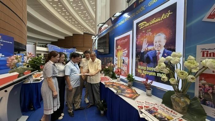 Nhà báo Kim Toàn, nguyên phóng viên Báo Giải Phóng, nguyên Tổng Biên tập Báo Hải Phòng thăm gian trưng bày của Báo Đại đoàn kết.