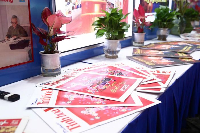 Ấn phẩm Tinh hoa Việt với nội dung đặc sắc, phong phú. Ảnh: Lê Khánh.