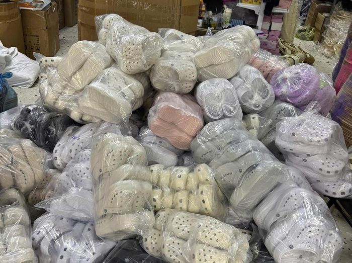 Số đôi dép sandal nghi xâm phạm nhãn hiệu Crocs. Ảnh: CA Đà Nẵng.