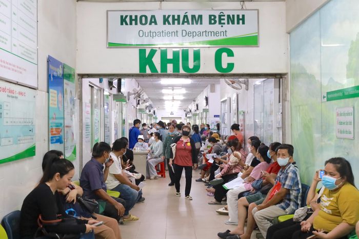 Người dân đến đăng kí khám bệnh tại Bệnh viện Lê Văn Thịnh (TP.HCM). Ảnh: DI LINH