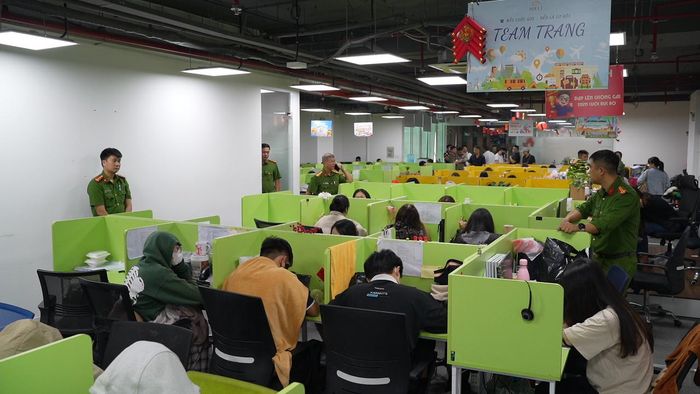  Công an ập vào kiểm tra nhiều trụ sở công ty lừa đảo mua bán kỳ nghỉ. Ảnh: CA 