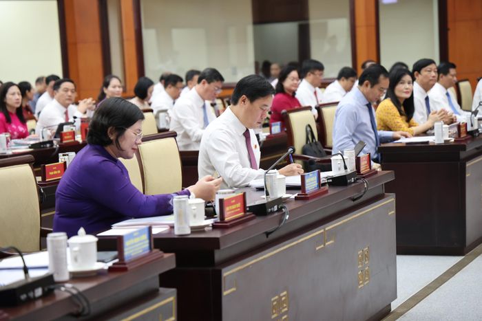 Lãnh đạo TP.HCM và các đại biểu tham dự kỳ họp. Ảnh: LÊ THOA