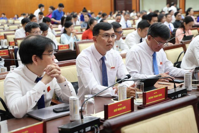 Các đại biểu tham dự kỳ họp. Ảnh: LÊ THOA