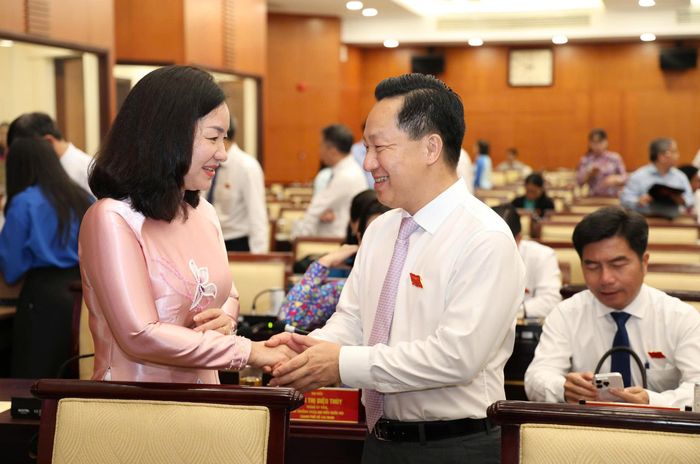 Các đại biểu trao đổi trước kỳ họp. Ảnh: HÀ THƯ