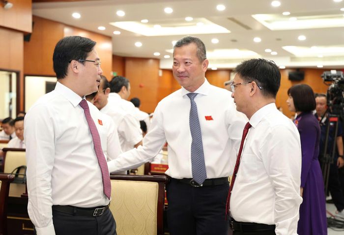 Lãnh đạo Thành ủy, UBND TP.HCM và các đại biểu trao đổi trước kỳ họp. Ảnh: HÀ THƯ