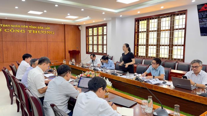  Bà Nguyễn Thị Thu An - Giám đốc Sở Công Thương tỉnh Đắk Lắk trao đổi với đoàn EVNCPC tại buổi làm việc. 