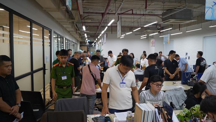  Công an ập vào các địa điểm công ty, phát hiện nhiều người đang thực hiện hành vi lừa đảo thông qua việc bán kỳ nghỉ. Ảnh: CA 