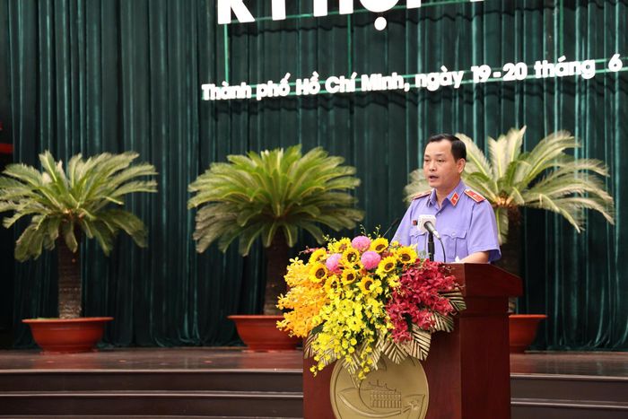 Ông Lê Văn Đông, Viện trưởng VKSND TP.HCM, báo cáo tại kỳ họp. Ảnh: HÀ THƯ
