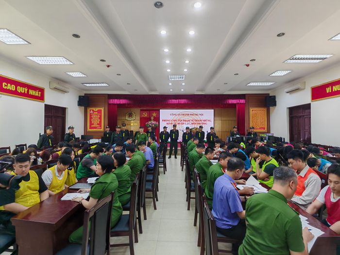  Lực lượng công an lấy lời khai với các đối tượng liên quan đến vụ án. Ảnh: CATP HN 
