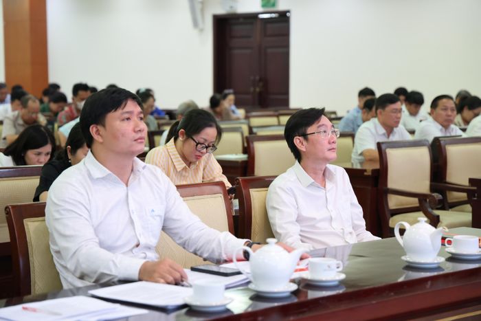  Ông Nguyễn Trường Giang, Phó Bí thư Đảng ủy UBND TP.HCM (bìa phải) và ông Doãn Trường Quang, Trưởng ban Tuyên giáo và Dân vận Đảng ủy UBND TP.HCM (bìa trái) tham dự hội nghị. Ảnh: LÊ THOA 