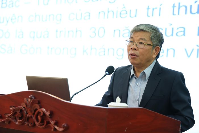  PGS-TS Hà Minh Hồng, Phó Chủ tịch Hội khoa học Lịch sử TP.HCM giới thiệu chuyên đề về kỷ niệm 50 năm Thành phố Sài Gòn – Gia Định chính thức vinh dự mang tên Chủ tịch Hồ Chí Minh. Ảnh: LÊ THOA 