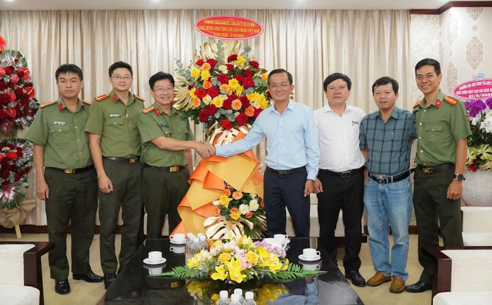  Đảng ủy - Ban Giám đốc Công an TP.HCM do Thượng tá Đoàn Minh Hòa, Phó Trưởng phòng An ninh chính trị nội bộ (PA03) làm trưởng đoàn chúc mừng báo Pháp Luật TP.HCM nhân kỷ niệm 101 năm Ngày Báo chí Cách mạng Việt Nam. Ảnh: THUẬN VĂN 