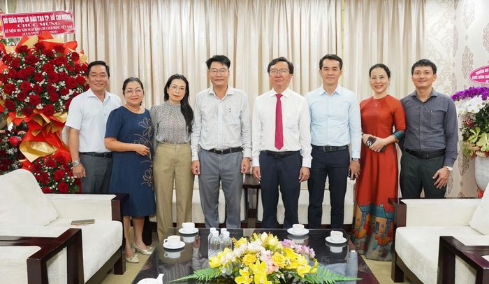  Đoàn công tác của Sở GD&amp;ĐT TP.HCM thăm, chúc mừng đội ngũ Báo Pháp Luật TP.HCM nhân ngày 21-6. Ảnh: THUẬN VĂN 