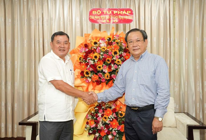  Ông Nguyễn Thanh Bình, Phó Chánh Văn phòng Bộ Tư pháp (trái) chúc mừng ông Mai Ngọc Phước, Tổng biên tập Báo Pháp Luật TP.HCM nhân ngày Báo chí Cách mạng Việt Nam 21-6. Ảnh: THUẬN VĂN 