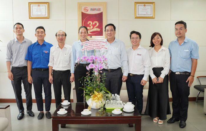  Đoàn công tác phường Chợ Lớn do bà Khương Lê Thùy Anh, Phó Chủ tịch UBND phường làm trưởng đoàn tặng hoa ông Nguyễn Thái Bình, Phó Tổng biên tập Báo Pháp Luật TP.HCM. Ảnh: THUẬN VĂN 