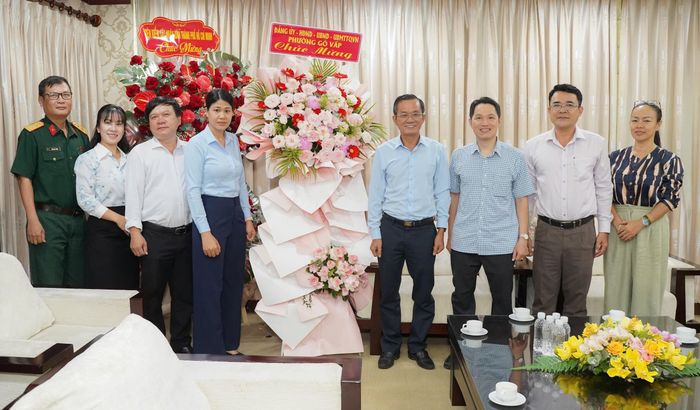  Đoàn lãnh đạo Phường Gò Vấp tặng hoa và lời chúc mừng tốt đẹp nhất đến Ban Biên tập, đội ngũ phóng viên, biên tập viên và người lao động của Báo Pháp Luật TP.HCM. Ảnh: THUẬN VĂN 