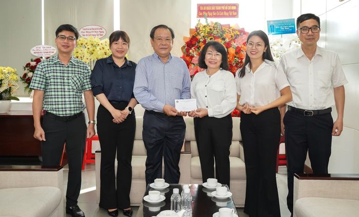  Đoàn Tòa án Nhân dân (TAND) TP.HCM do bà Phạm Thị Thu Hà, Phó Chánh án làm trưởng đoàn, cũng đã đến chúc mừng Báo Pháp Luật TP.HCM nhân ngày 21-6. ẢNH: THUẬN VĂN 