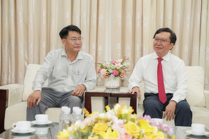  Ông Đinh Đức Thọ, Phó Tổng biên tập Báo Pháp Luật TP.HCM (trái) cảm ơn những chia sẻ tình cảm của ông Nguyễn Bảo Quốc, Phó Giám đốc Sở GD&amp;ĐT TP.HCM. Ảnh: THUẬN VĂN 