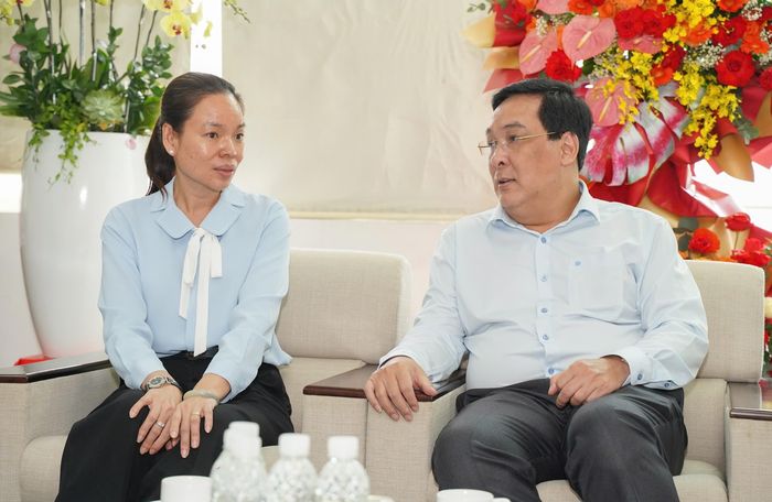  Bà Khương Lê Thùy Anh, Phó Chủ tịch UBND phường Chợ Lớn trao đổi với ông Nguyễn Thái Bình, Phó Tổng biên tập Báo Pháp Luật TP.HCM. Ảnh: THUẬN VĂN 