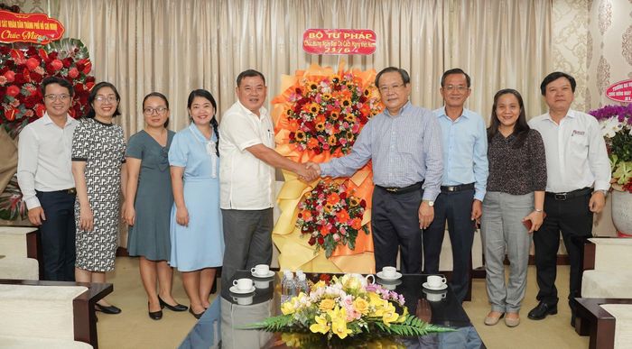  Đoàn công tác Bộ Tư Pháp đến thăm và chúc mừng báo Pháp Luật TP.HCM nhân kỷ niệm 101 năm Ngày Báo chí Cách mạng Việt Nam. Ảnh: THUẬN VĂN 