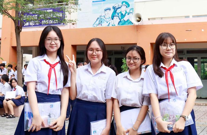 Thí sinh tham dự kỳ thi lớp 10 tại TP.HCM. Ảnh: MN