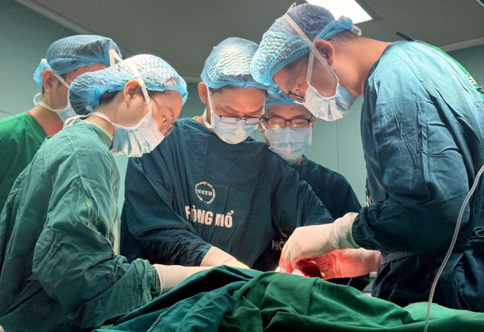  Các bác sĩ thực hiện ca phẫu thuật cho bệnh nhi. Ảnh: BVCC 