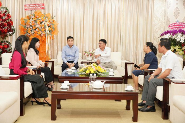  Đoàn công tác BHXH TP.HCM đến thăm, chúc mừng Báo Pháp Luật TP.HCM nhân kỷ niệm 101 năm ngày Báo chí Cách mạng Việt Nam, gửi lời tri ân đến đội ngũ phóng viên, biên tập viên của báo. Ảnh: TRẦN LINH 