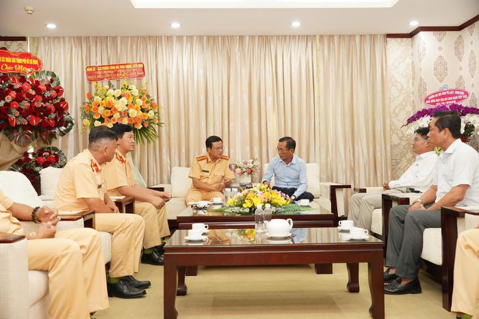  Đoàn công tác Phòng Cảnh sát giao thông (PC08), Công an TP.HCM đến thăm, chúc mừng tập thể lãnh đạo, phóng viên, biên tập viên và người lao động Báo Pháp Luật TP.HCM nhân kỷ niệm 101 năm ngày Báo chí Cách mạng Việt Nam. Ảnh: MINH HOÀNG 