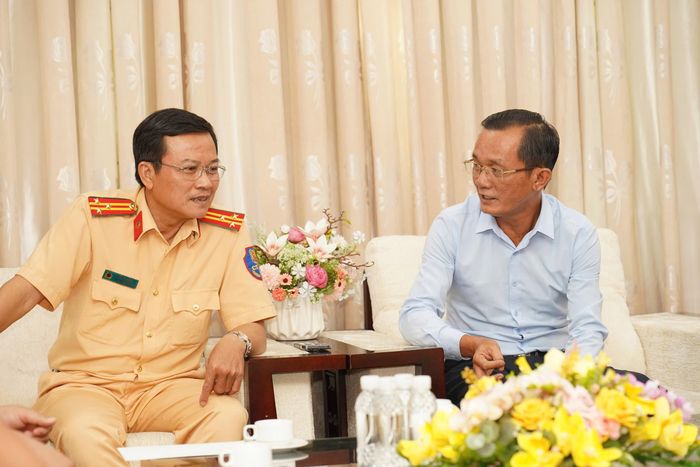  Ông Nguyễn Đức Hiển, Phó Tổng Biên tập thường trực Báo Pháp luật TP.HCM và Thượng tá Đỗ Văn Đồng, Phó Trưởng Phòng PC08, Công an TP.HCM trò chuyện. Ảnh: MINH HOÀNG 