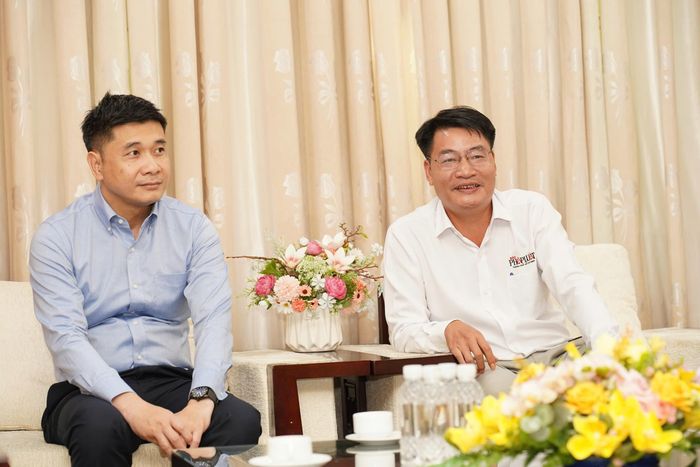  Ông Đinh Đức Thọ, Phó Tổng biên tập Báo Pháp Luật TP.HCM (bìa phải) cảm ơn những chia sẻ tình cảm của ông Trần Dũng Hà, Phó Giám đốc BHXH TP.HCM, trong buổi gặp mặt. Ảnh: TRẦN LINH 