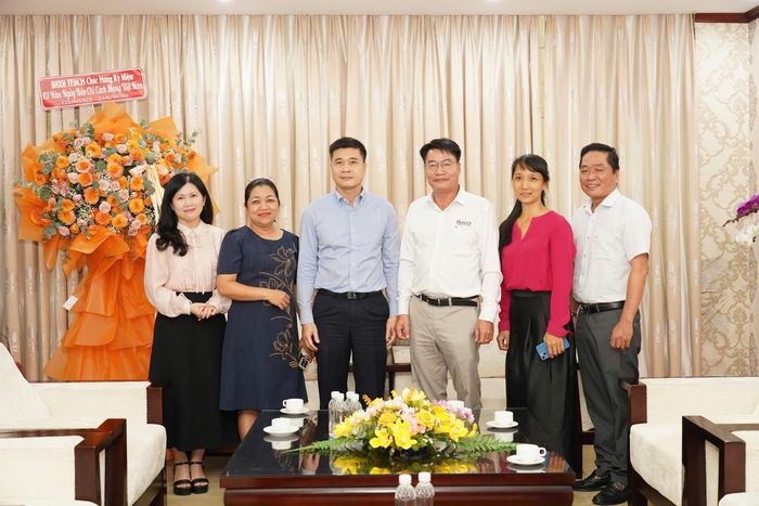  Đoàn công tác BHXH TP.HCM chụp ảnh lưu niệm cùng lãnh đạo, phóng viên, biên tập viên Báo Pháp Luật TP.HCM, ghi dấu những tình cảm chân thành và sự gắn bó giữa các cơ quan, đơn vị với tờ báo trong nhiều năm qua. Ảnh: TRẦN LINH 