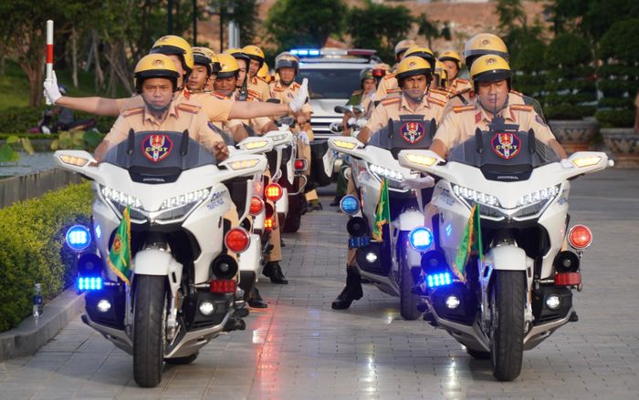  Lực lượng công an ra quân phòng ngừa, đấu tranh, xử lý thanh, thiếu niên, học sinh vi phạm pháp luật về trật tự an toàn giao thông, gây rối trật tự công cộng. Ảnh: VŨ HỘI 