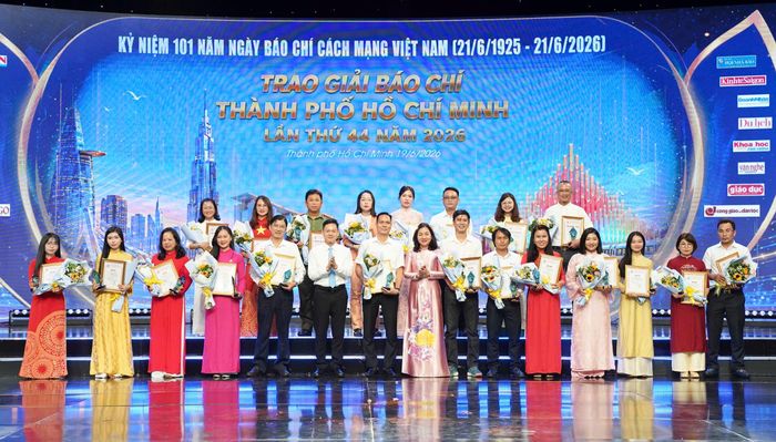  Ông Nguyễn Huy Ngọc, Vụ trưởng Vụ Địa phương III thuộc Ban Tuyên giáo và Dân vận Trung ương và bà Trương Thị Bích Hạnh, Phó Chủ tịch Thường trực Ủy ban MTTQ Việt Nam TP.HCM, trao giải đến tác giả, nhóm tác giả nhóm III thể loại Phóng sự, phóng sự điều tra, ký báo chí, phim tài liệu. Ảnh: THUẬN VĂN 