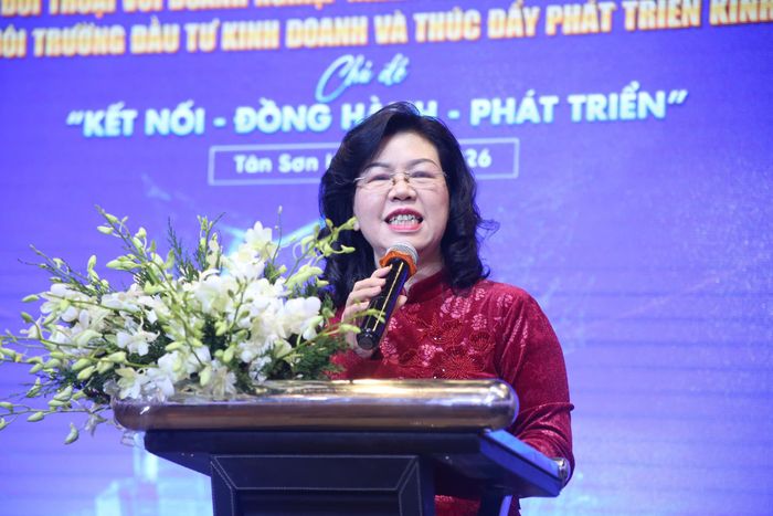 Bà Trương Lê Mỹ Ngọc, Bí thư Đảng ủy phường Tân Sơn Hòa, phát biểu tại hội nghị, khẳng định doanh nghiệp là động lực quan trọng của tăng trưởng kinh tế và là đối tác đồng hành cùng địa phương trong quá trình phát triển. Ảnh: PHẠM HẢI