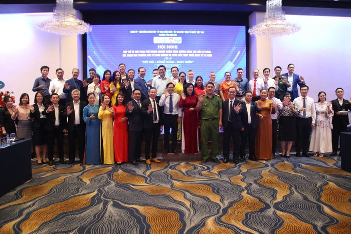 Lãnh đạo phường Tân Sơn Hòa và cộng đồng doanh nghiệp chụp ảnh lưu niệm tại hội nghị, thể hiện quyết tâm tăng cường hợp tác, đồng hành vì mục tiêu phát triển kinh tế - xã hội địa phương. Ảnh: PHẠM HẢI