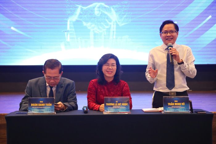 Các đại biểu tham dự hội nghị tập trung trao đổi nhiều nội dung liên quan đến thuế, bảo hiểm xã hội, tín dụng, thủ tục hành chính và các chính sách hỗ trợ doanh nghiệp phát triển ổn định, bền vững. Ảnh: PHẠM HẢI