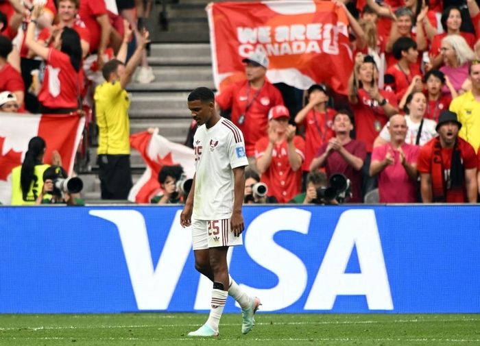 Hai chiếc thẻ đỏ khiến Qatar sụp đổ hoàn toàn, nhưng Canada đã cho thấy sự vượt trội ngay từ khi trận đấu còn đủ 22 cầu thủ trên sân.