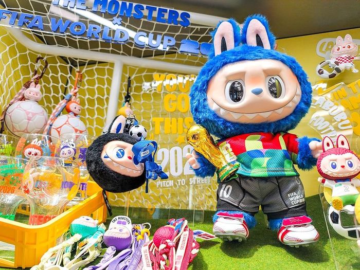 Các mô hình Labubu theo chủ đề bóng đá từ bộ sưu tập hợp tác The Monsters × FIFA World Cup 2026 của Pop Mart được trưng bày tại một cửa hàng bán lẻ ở Quảng Châu. Ảnh: VCG.