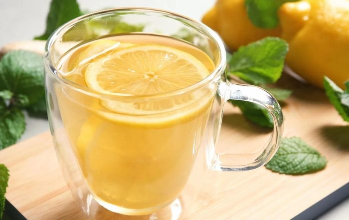 Nước chanh ấm là đồ uống đơn giản nhưng có lợi cho sức khỏe, đặc biệt là gan. Ảnh: Shutterstock.