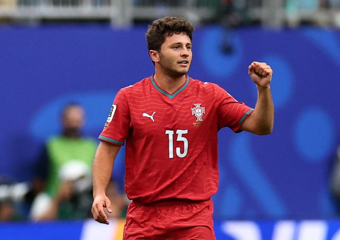  Neves gây tranh cãi khi nói về Ronaldo. Ảnh: Reuters. 