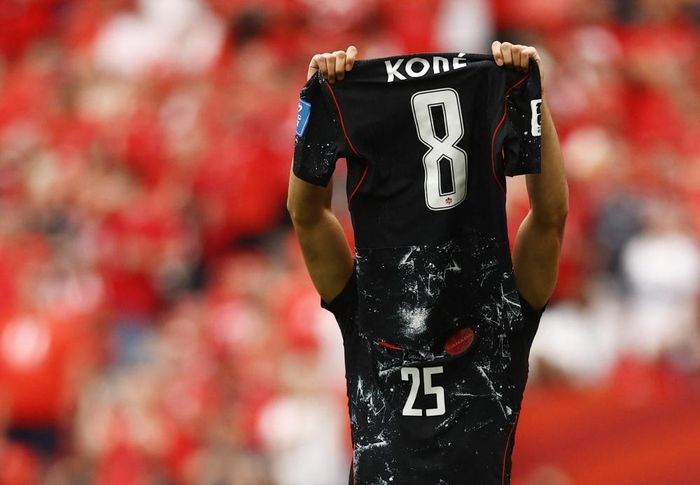  Sau khi Nathan-Dylan Saliba ghi bàn nâng tỷ số lên 4-0 bằng cú đá phạt đẹp mắt, các cầu thủ Canada đã dành riêng màn ăn mừng cho người đồng đội không may gặp nạn. Saliba giơ cao chiếc áo số 8 của Koné trước các khán đài như lời động viên gửi tới tiền vệ này. Khép lại 90 phút, tuyển Canada cũng đè bẹp Qatar 6-0. Ảnh: Reuters. 