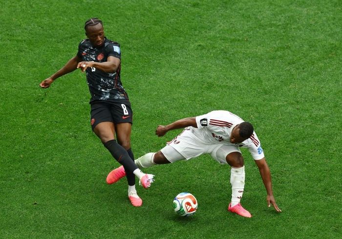  Ismael Kone đang trên đà chuyền bóng và đối thủ xoạc thẳng vào chân trụ của anh. Ảnh: Reuters. 