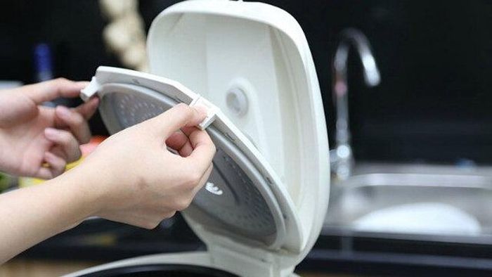 Vệ sinh nồi cơm điện thường xuyên không chỉ giúp tiết kiệm điện mà còn kéo dài tuổi thọ thiết bị. Ảnh: Nagakawa.