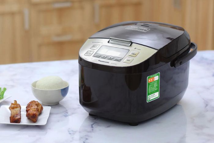 Người dùng có thể tiêt kiệm 30% điện năng nếu sử dụng nồi cơm điện đúng cách. Ảnh: FPT Shop.